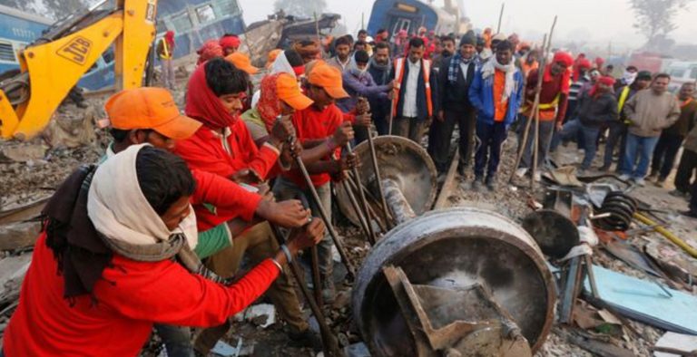 Ινδία: Εκατοντάδες οι νεκροί από το σιδηροδρομικό δυστύχημα