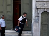 Μαζική “φυγή” καταθέσεων 2,5 δισ. μέσα σε 45 μέρες!