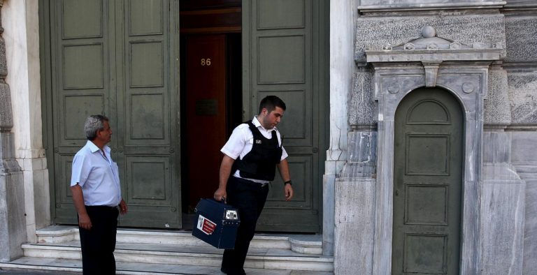Σε χαμηλό 16 ετών οι τραπεζικές καταθέσεις για τον Ιανουάριο