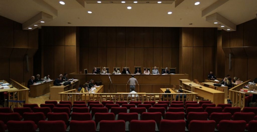 Δίκη Χρυσής Αυγής: Ξεκίνησε η ανάγνωση αποκαλυπτικών εγγράφων που αφορούν και στη δολοφονία Φύσσα