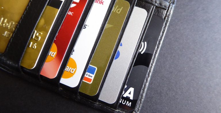 Αυξάνεται η χρήση πλαστικού χρήματος στην Ελλάδα