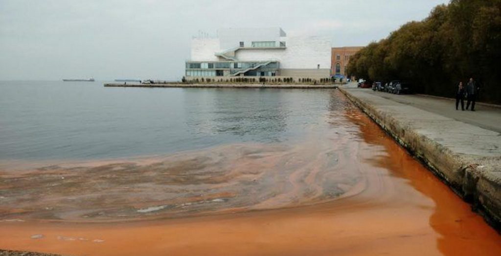Θεσσαλονίκη: Ο Θερμαϊκός “βάφτηκε” κόκκινος!
