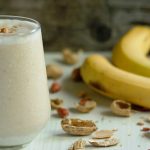 Smoothie με μπανάνα φυστικοβούτυρο και κανέλα