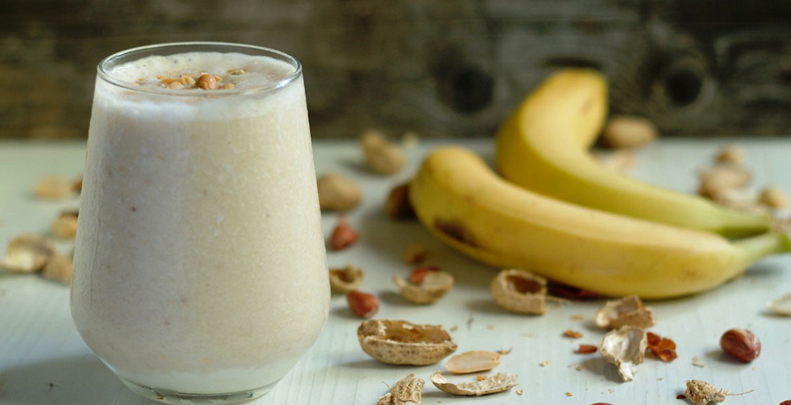 Smoothie με μπανάνα φυστικοβούτυρο και κανέλα