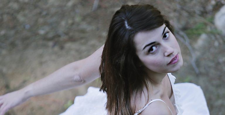 “Το κορίτσι του λύκου” στο θέατρο του Νέου Κόσμου