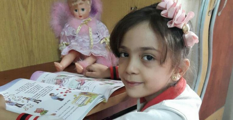Η Τζ. Κ. Ρόουλινγκ γεμίζει χαρά ένα κοριτσάκι από το Χαλέπι