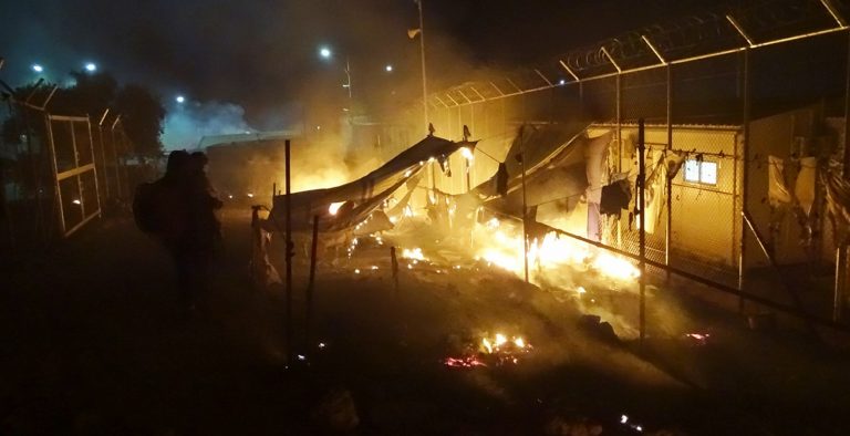 Απομακρύνεται ο κίνδυνος για τους τραυματίες από τη φωτιά στη Μόρια