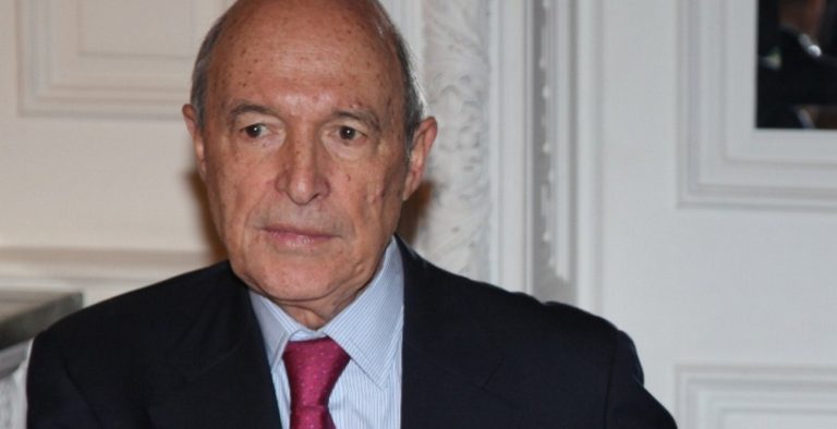 Σημίτης: “Δείχνει” κυβέρνηση Καραμανλή και ΕΕ για την κρίση