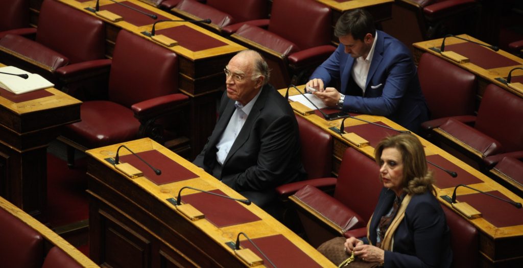 Βασίλης Λεβέντης: Γενέθλια στη Βουλή με 2 τούρτες έκπληξη (pic)