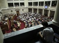 Ψηφίστηκε το 4ο Μνημόνιο – 153 “ναι”, 128 “όχι” – Ανέβηκαν οι τόνοι