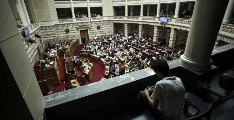 Ψηφίστηκε το 4ο Μνημόνιο – 153 “ναι”, 128 “όχι” – Ανέβηκαν οι τόνοι