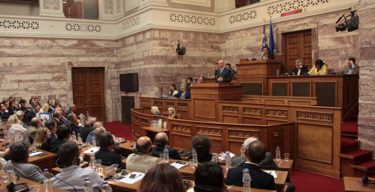 Εν μέσω εντάσεων στη Βουλή προχωρά το ν/σ για για την οικονομική δραστηριότητα