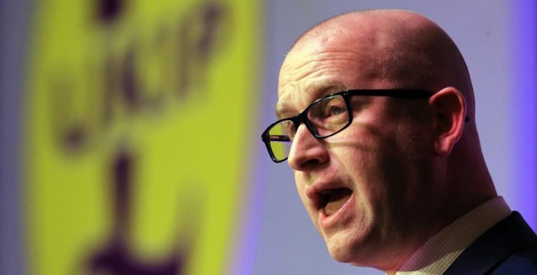 Οι ευρωσκεπτικιστές (UKIP) δεν αναστέλλουν την προεκλογική τους εκστρατεία