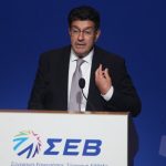 Πρόεδρος του ΣΕΒ: Παράλογο να καθορίζει ο υπουργός τους μισθούς