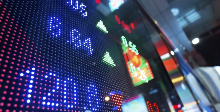 Μεικτά πρόσημα στη Wall Street σε μια «γεμάτη» μέρα
