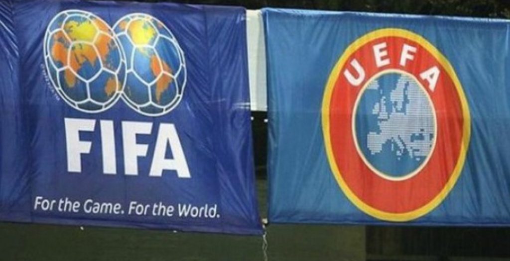 Επαναστατική αλλαγή της FIFA: Πέναλτι και το σπρώξιμο στον διαιτητή!