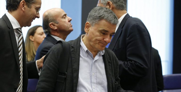 Κυβέρνηση: “Τραβά” το ορόσημο για συμφωνία, “μαζεύει” τις αξιώσεις