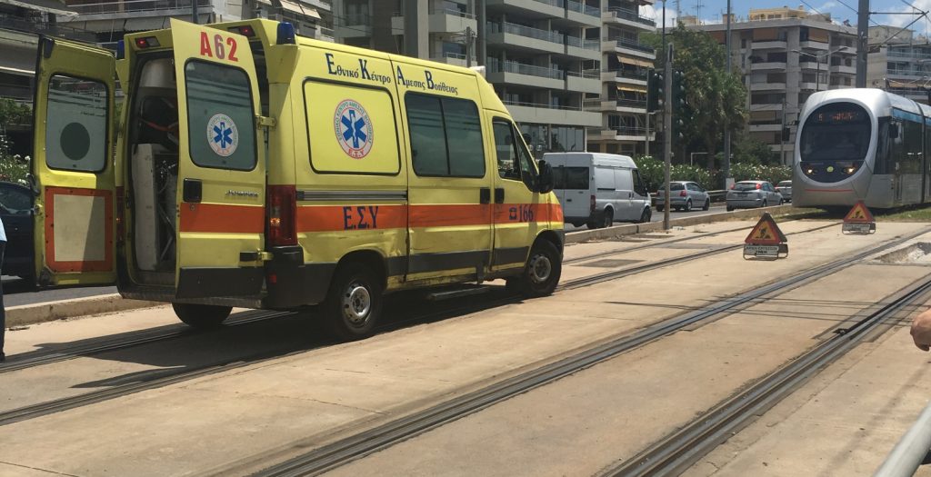 Απεγκλωβίστηκε γυναίκα που έπεσε στις ράγες του τραμ