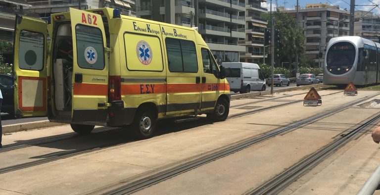 Απεγκλωβίστηκε γυναίκα που έπεσε στις ράγες του τραμ
