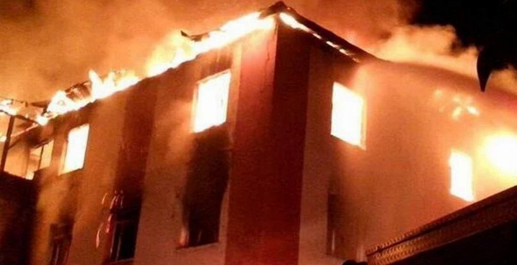 Μεγάλη φωτιά σε εργοστάσιο ξυλείας στο Νέο Κόσμο (vid)