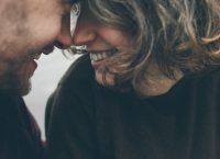 Γιατί οι άνδρες είναι τόσο ντροπαλοί σχετικά με τις σχέσεις;