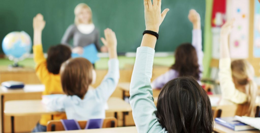 Σχολείο απαγορεύει σε μαθητές να σηκώσουν το χέρι για να πουν μάθημα