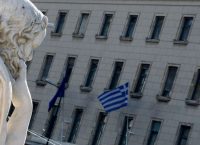 Bloomberg: Ας σταματήσει η υποκρισία για το ελληνικό χρέος