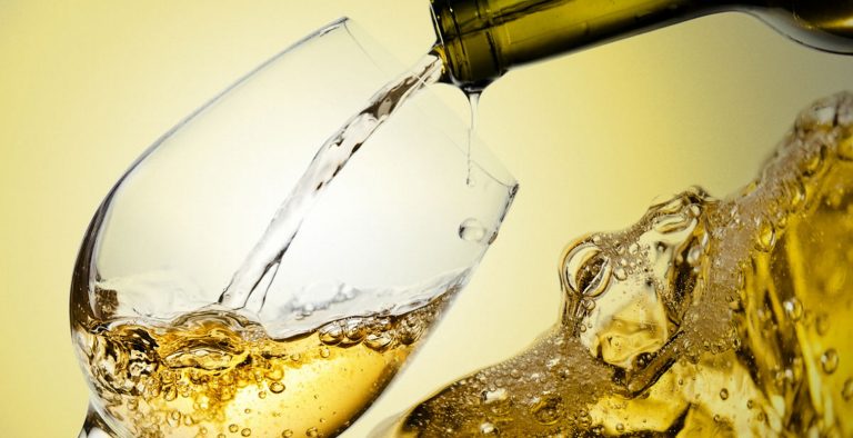 Το αλκοόλ αυξάνει τον κίνδυνο εμφάνισης καρκίνου του μαστού στις γυναίκες