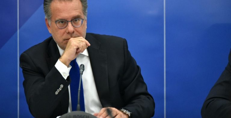 “Βολές” Κουμουτσάκου: Στρώνουν χαλί δραχμής