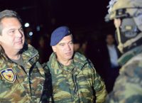 Καμμένος: Γιατί τα έβαλε με το… στρατιωτικό μπουφάν του Τραμπ; (pics)