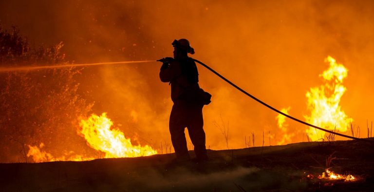 Υπό έλεγχο η πυρκαγιά σε εργοστάσιο στην παλαιά Ε.Ο. Αθηνών-Θηβών