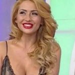 Το στήθος της παρουσιάστριας βγήκε στον αέρα και επικράτησε αναστάτωση [pic]