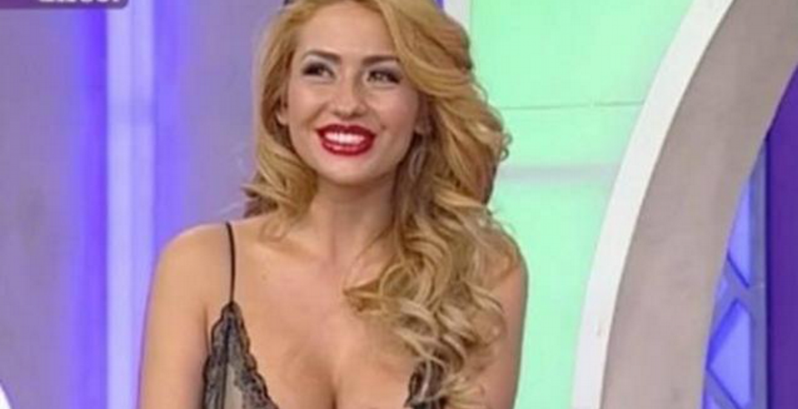 Το στήθος της παρουσιάστριας βγήκε στον αέρα και επικράτησε αναστάτωση [pic]