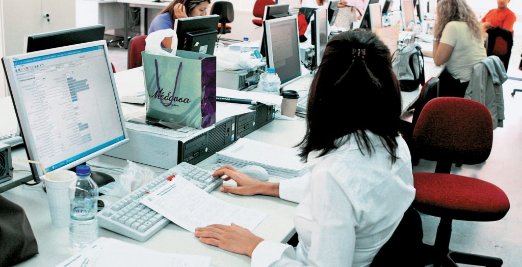 Δημοσκόπηση: 6 στους 10 ζητούν την απόλυση δημοσίων υπαλλήλων