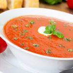 Ντοματόσουπα βελουτέ µε γιαούρτι