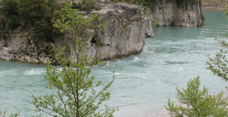 Αλφειός και Ενιπέας «τρώνε» δρόμους και περιουσίες