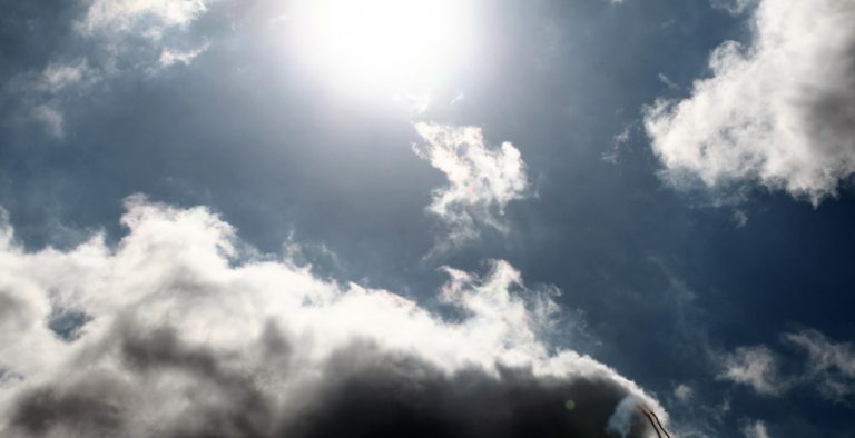 Καιρός: Αίθριος με τοπικές βροχές