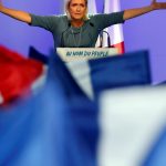 Γαλλία: Η Λεπέν κλείνει την «ψαλίδα» με τον Μακρόν