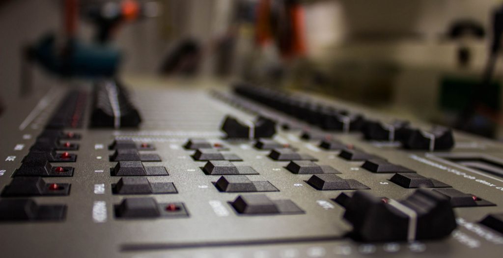 Αδιανόητο: Σχολιάστρια της ΕΡΤ μιλά στον αέρα… μπουκωμένη – Είχε φέρει κέικ στο στούντιο! (vid)