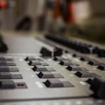 Αδιανόητο: Σχολιάστρια της ΕΡΤ μιλά στον αέρα… μπουκωμένη – Είχε φέρει κέικ στο στούντιο! (vid)