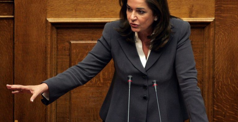 Μπακογιάννη: Πυροβολεί τα πόδια του ο Τσίπρας
