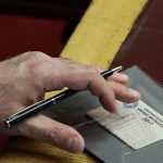 Συνεχίζεται σε έντονο κλίμα η συζήτηση για τον προϋπολογισμό στη Βουλή