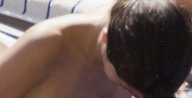 ΣΟΚ: Πασίγνωστη νεαρή τραγουδίστρια-είδωλο ολόγυμνη στην πισίνα! (18+ φώτο)