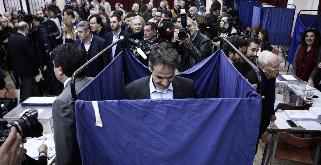 Έτσι στρώνει το χαλί για την κάλπη ο Κυριάκος