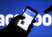 Facebook: Οι πολλές ώρες χρήσης μπορεί να σε στείλουν στην κοινωνική απομόνωση