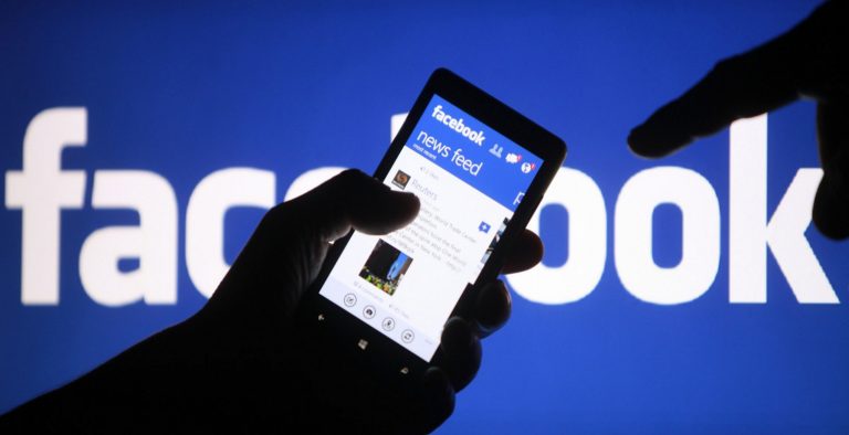 Facebook: Οι πολλές ώρες χρήσης μπορεί να σε στείλουν στην κοινωνική απομόνωση