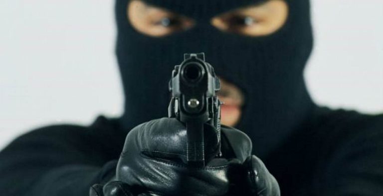 Θεσσαλονίκη: Ληστεία από 4 ένοπλους σε σπίτι ηλικιωμένων