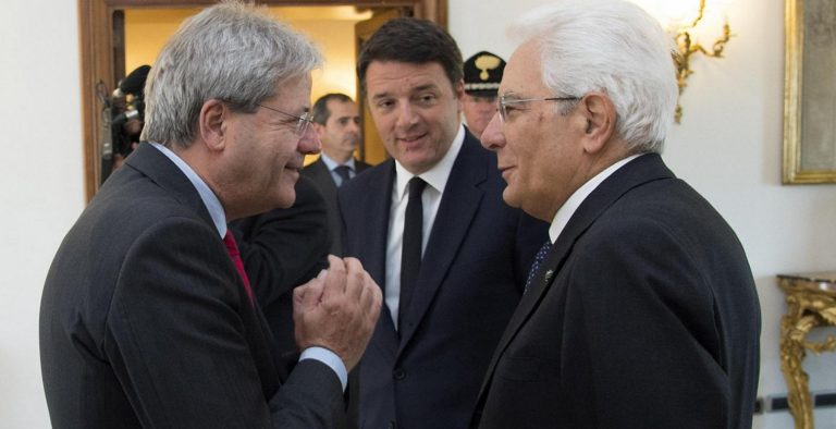 Ιταλία: Εκβιασμοί και παράταση στο κυβερνητικό θρίλερ