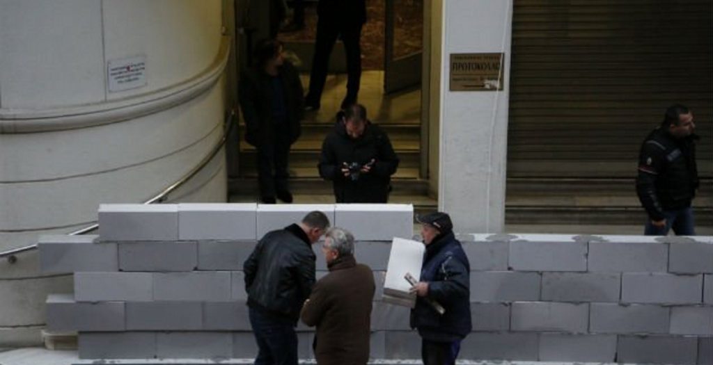 Η ΠΟΕΔΗΝ “έχτισε” την είσοδο του υπουργείου Υγείας