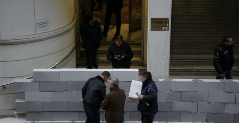 Η ΠΟΕΔΗΝ “έχτισε” την είσοδο του υπουργείου Υγείας